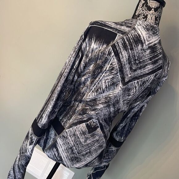 Stylish Black and Gray Women's Sweater - Picture 2 of 4